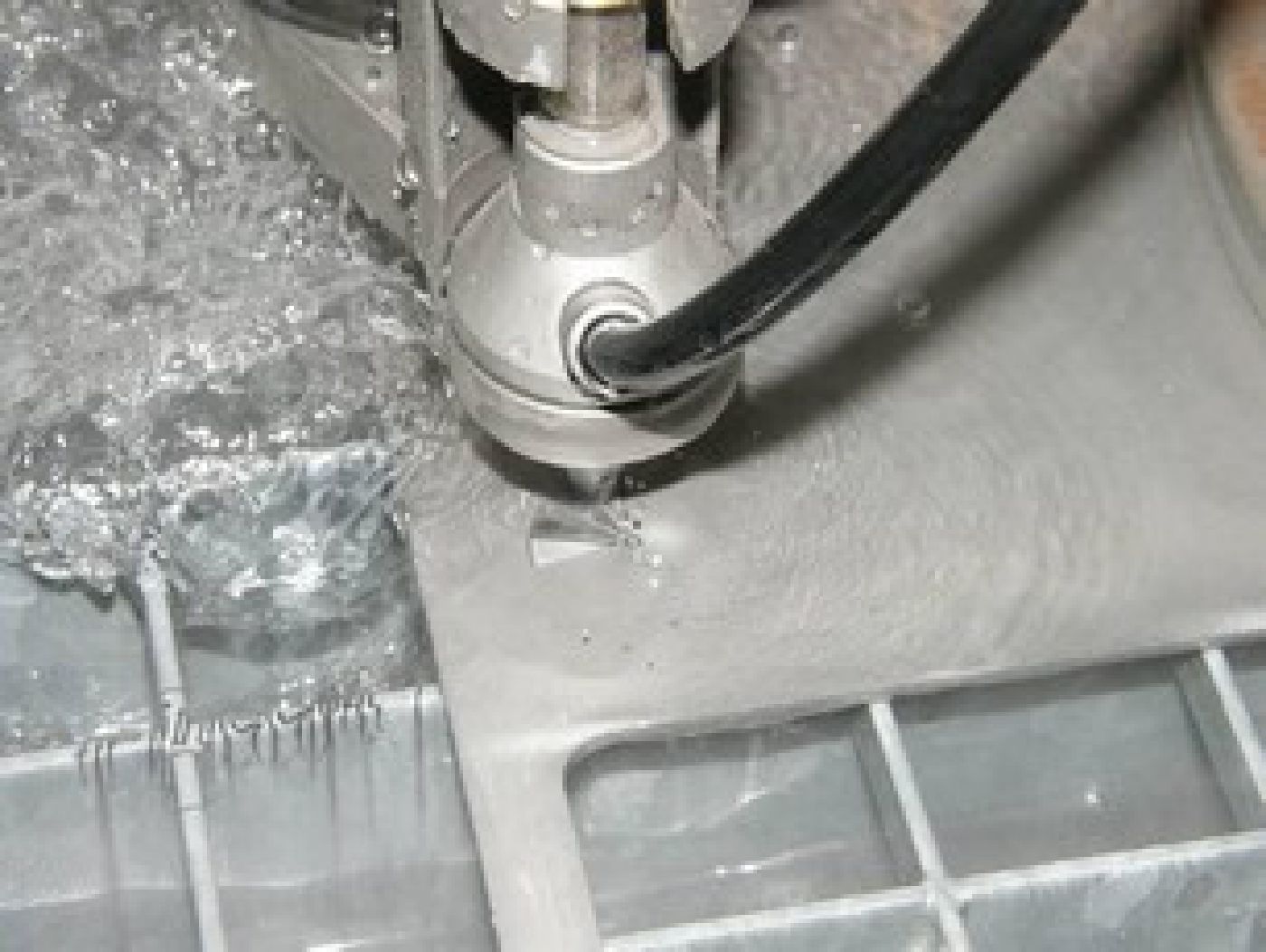 Фото процесса гидроабразивной резки металла
